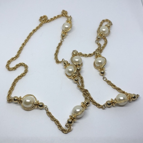 Elegant Pearl and Gold Necklace - Picture 5 of 6
